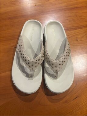 REVITALIGN Orthotic Studded thong sandals